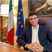 Studente universitario (in giurisprudenza) con diploma di liceo scientifico e diploma CERVANTES B2